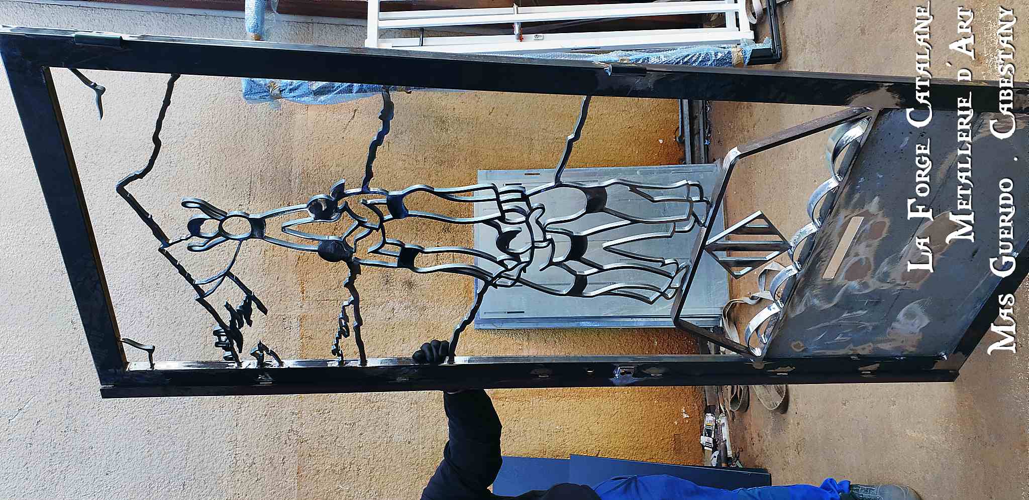 porte en fer avec motif tour humaine forge catalane.jpg